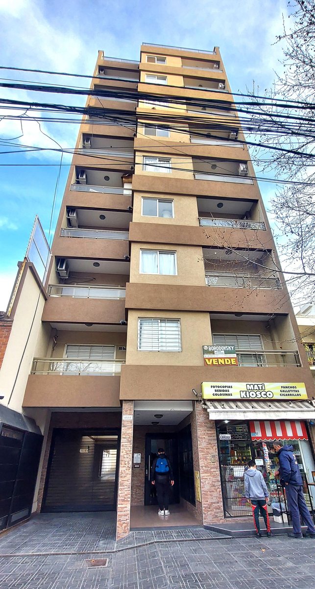 VENTA 2 AMBIENTES EN AVENIDA CON BALCON EN CASEROS