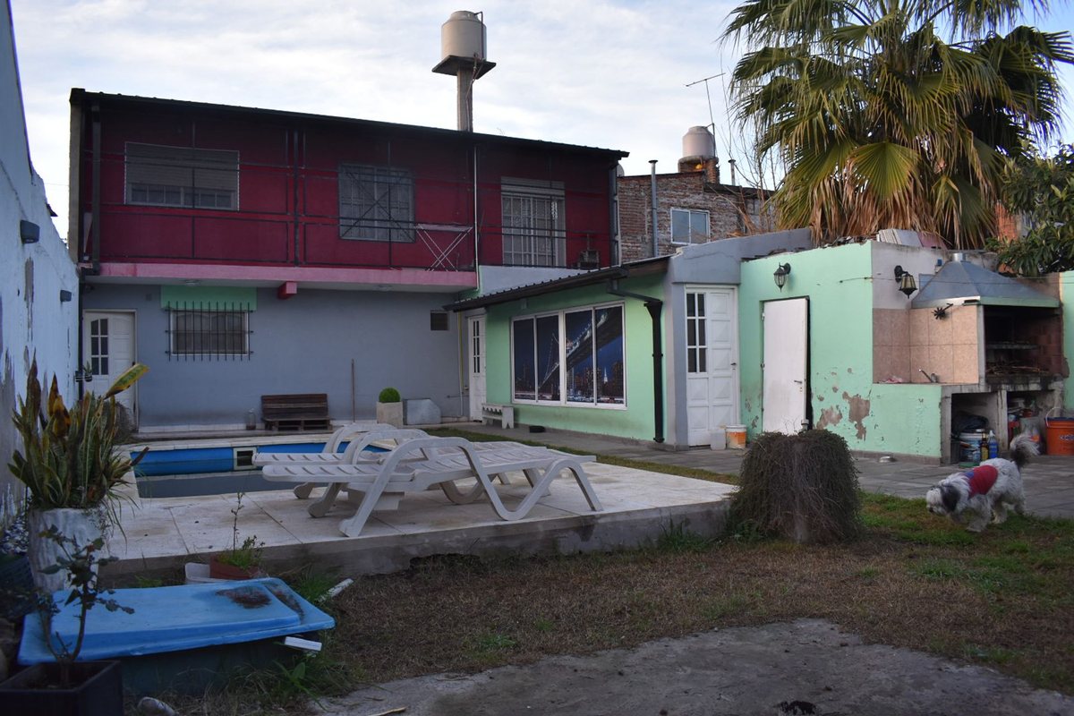 SE VENDE CASA CON PILETA EN LIBERTAD