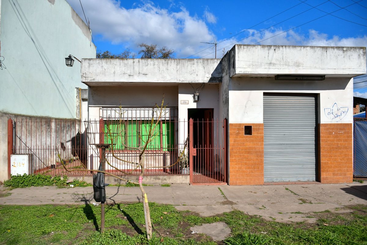 Venta casa 3 ambientes con local Merlo Permuta