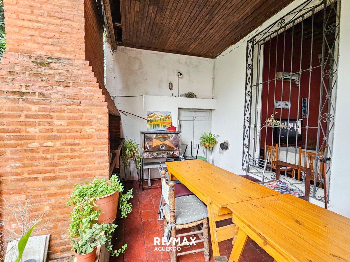 VENTA DE CASA DE 8 AMBIENTES C/COCHERA SAN NICOLAS