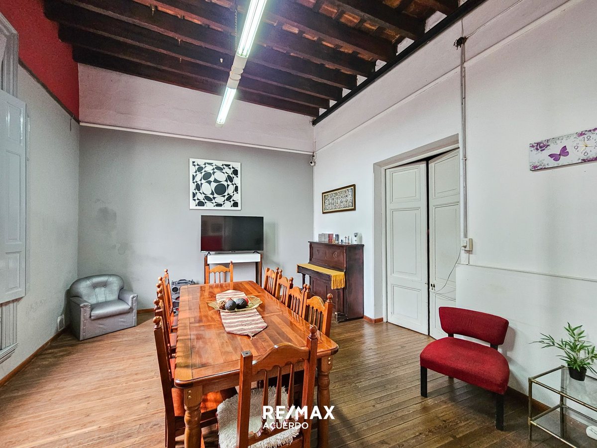 VENTA DE CASA DE 8 AMBIENTES C/COCHERA SAN NICOLAS