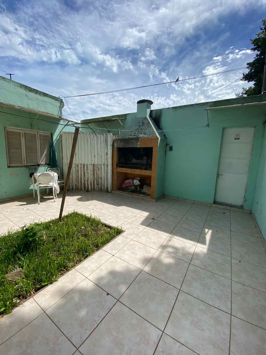 SE VENDE CASA CON LOCALES EN JUNIN A REFACCIONAR