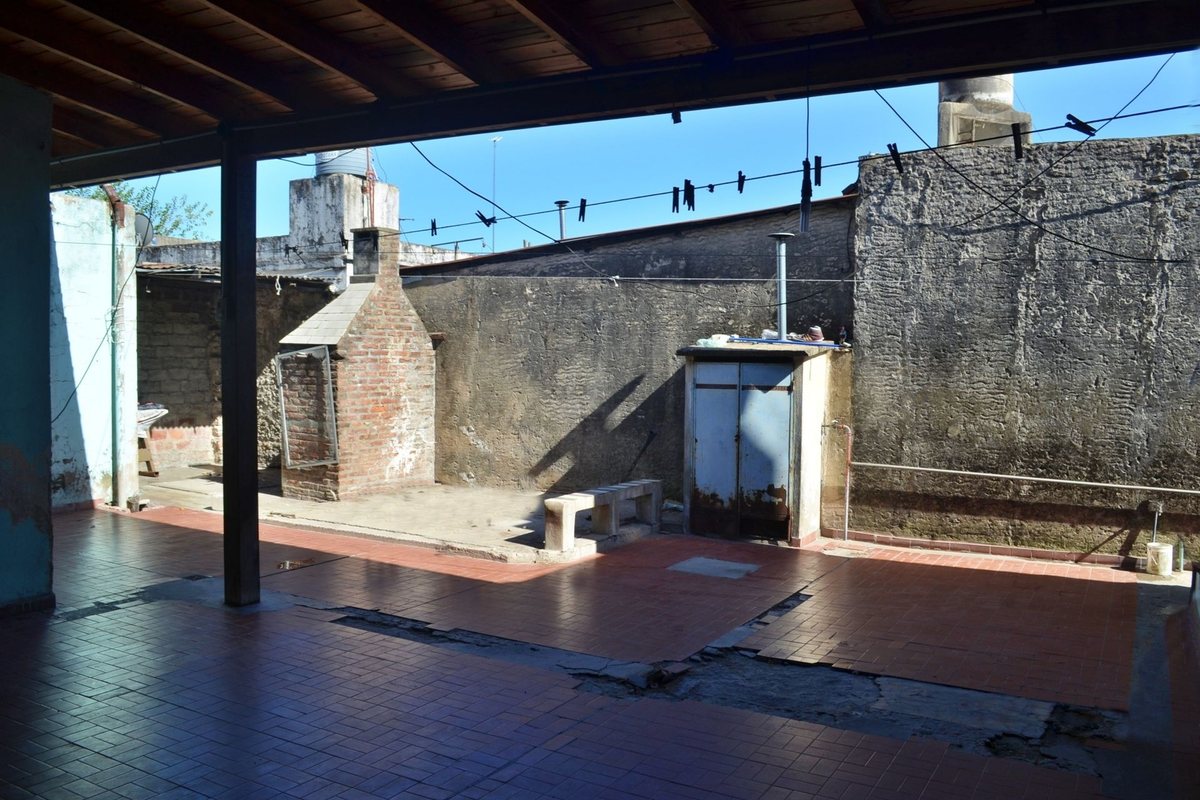 CASA 3 AMB EN VENTA EN JOSE MARMOL A REFACCIONAR