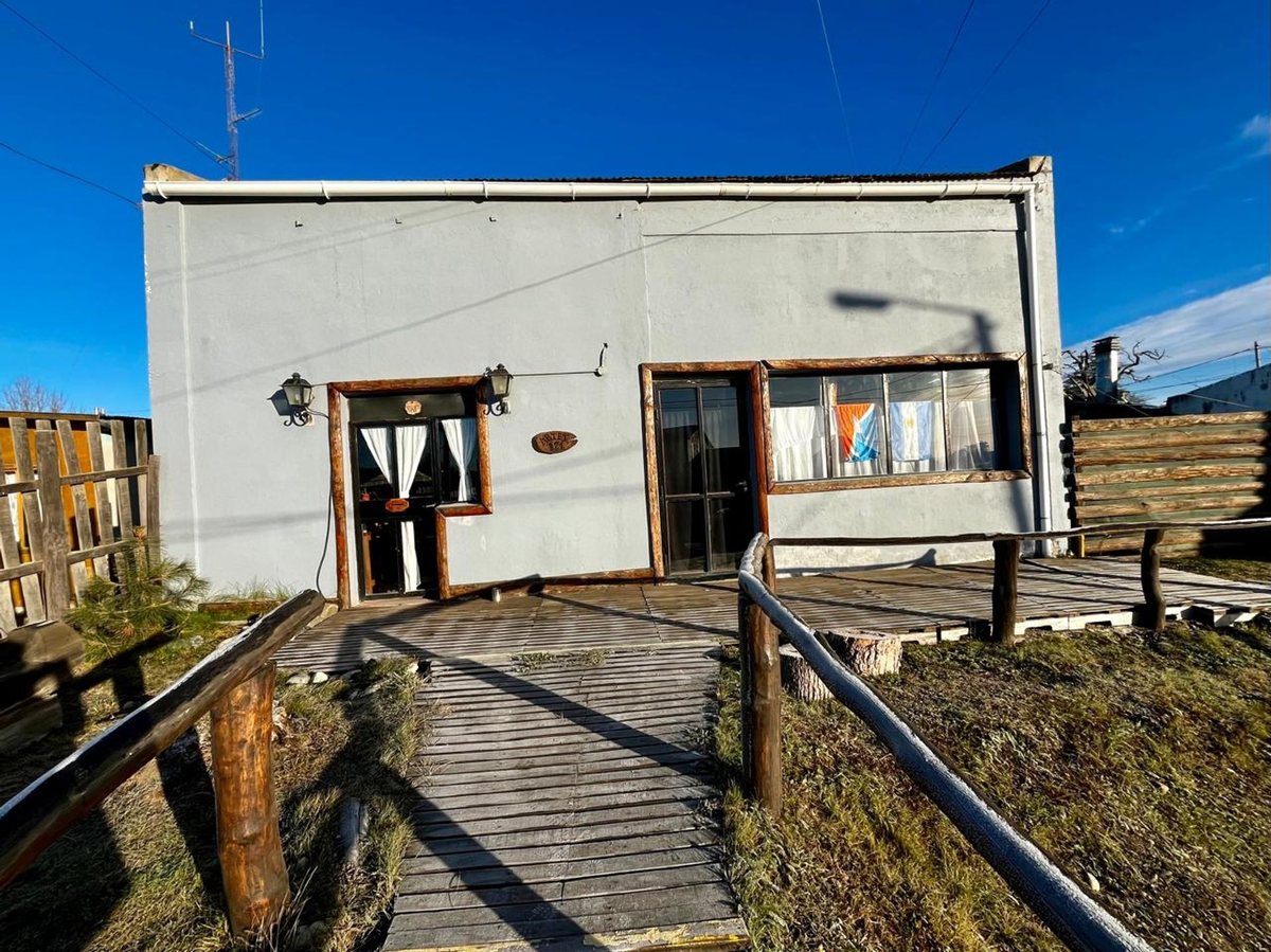 Hostel a la venta 6 dormitorios TOLHUIN - Céntrico