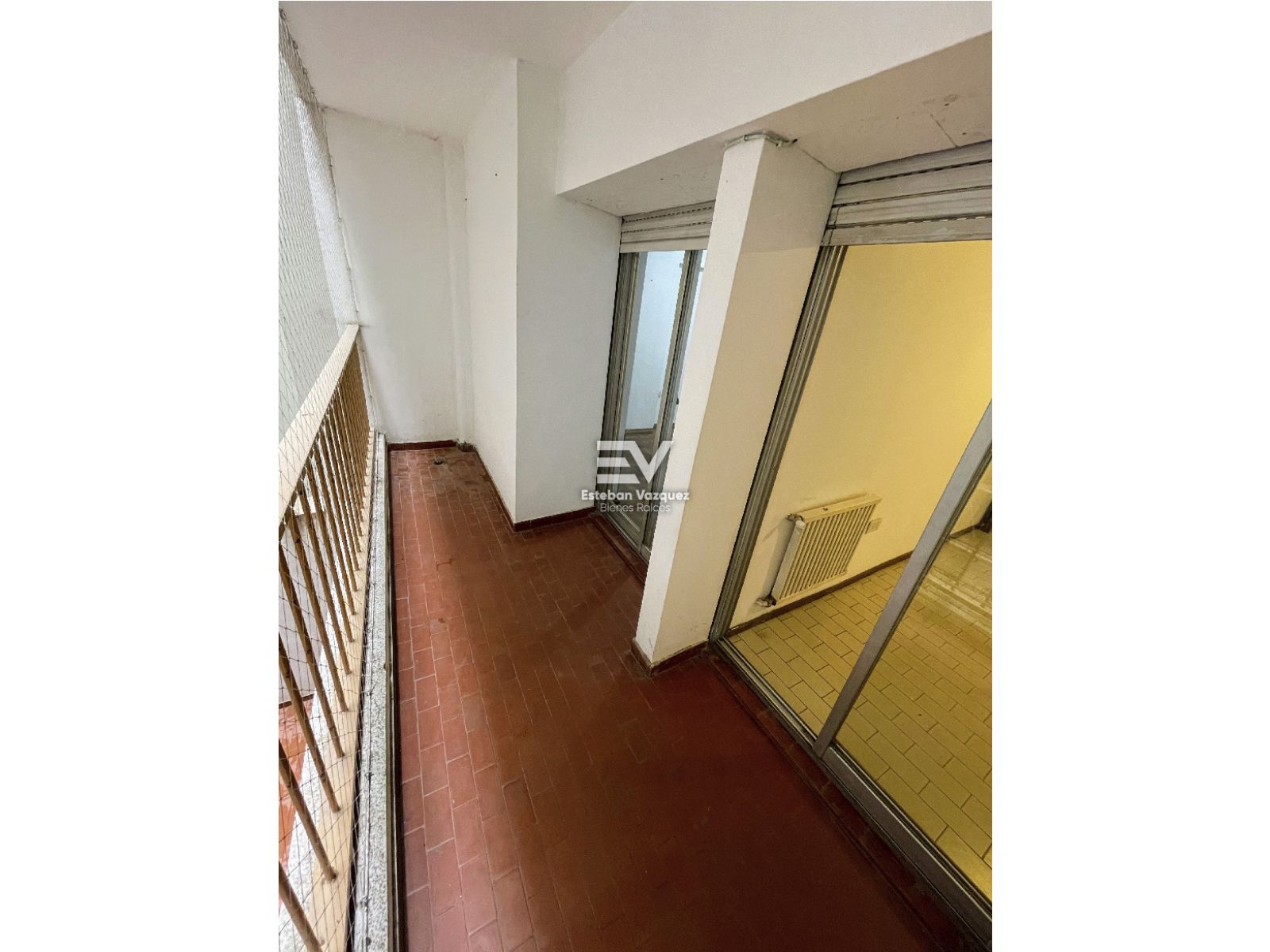 VENTA. EXCELENTE SEMIPISO 3 DORM 3 BAÑOS A MTS DE HIPOLITO IRYGOYEN. COCHERA PROPIA Y DEPENDENCIA DE SERV