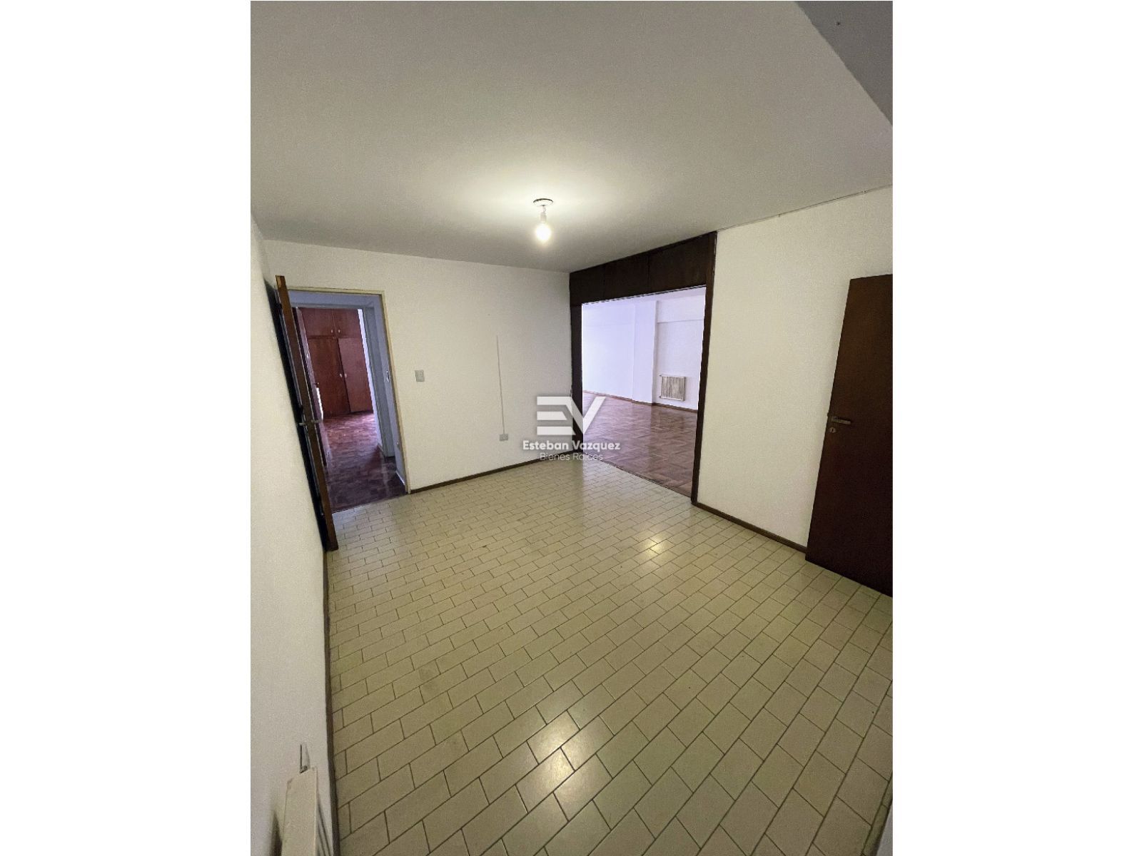 VENTA. EXCELENTE SEMIPISO 3 DORM 3 BAÑOS A MTS DE HIPOLITO IRYGOYEN. COCHERA PROPIA Y DEPENDENCIA DE SERV