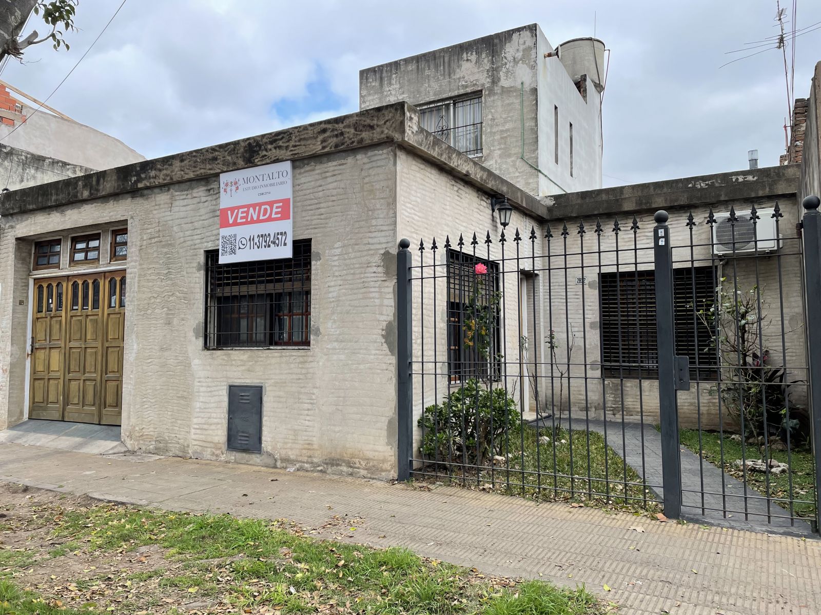 Casa 4 ambientes con cochera para dos autos y fondo libre