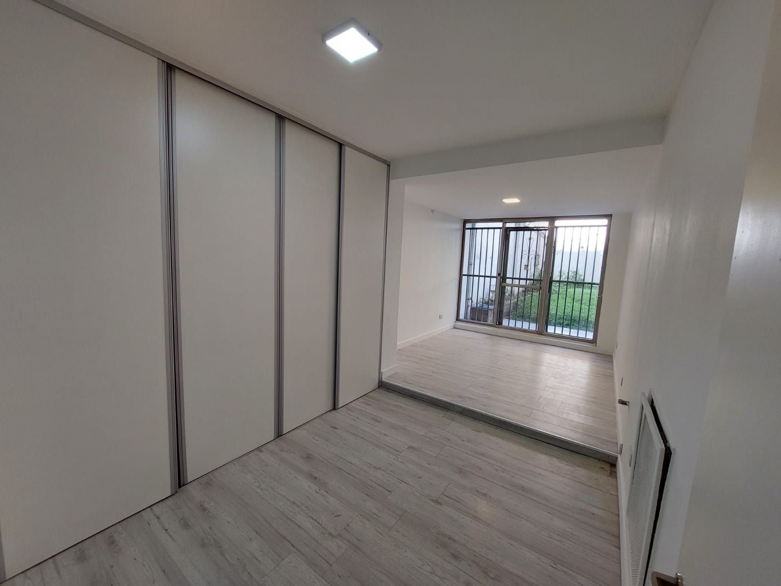 VENTA. Amplio departamento con jardín, 3 dormitorios, 2 baños, en el centro