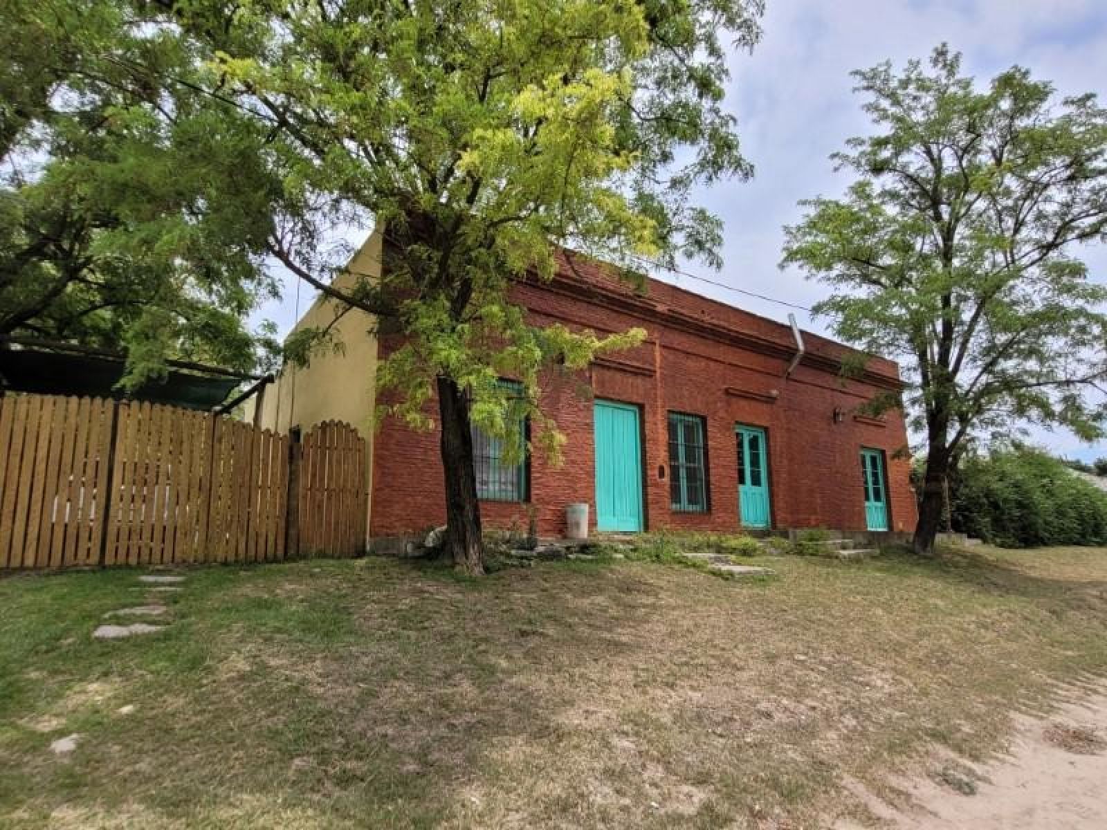 Esplendida Casa Con Amplio Jardín, Mas Casa De Invitados. Con Pileta. Barrio Quinto Cuartel