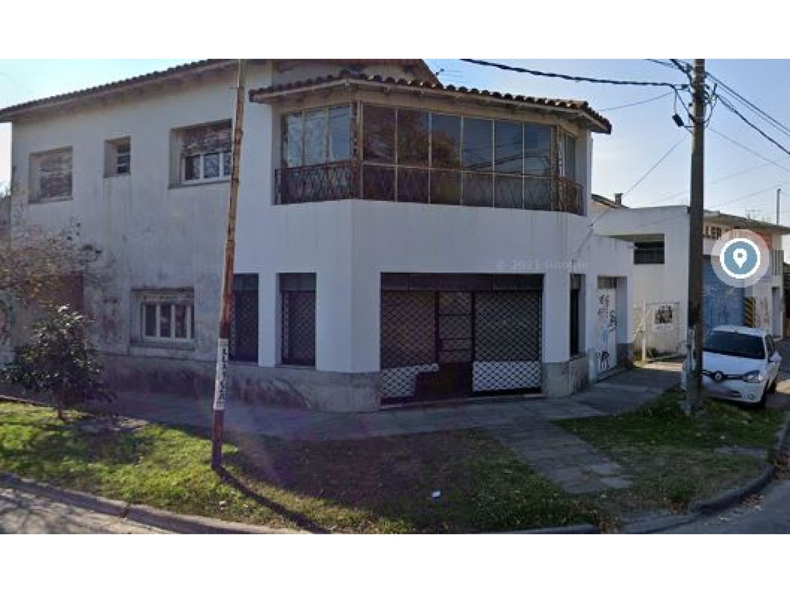 Vivienda con taller mecanico en lote de 336m2