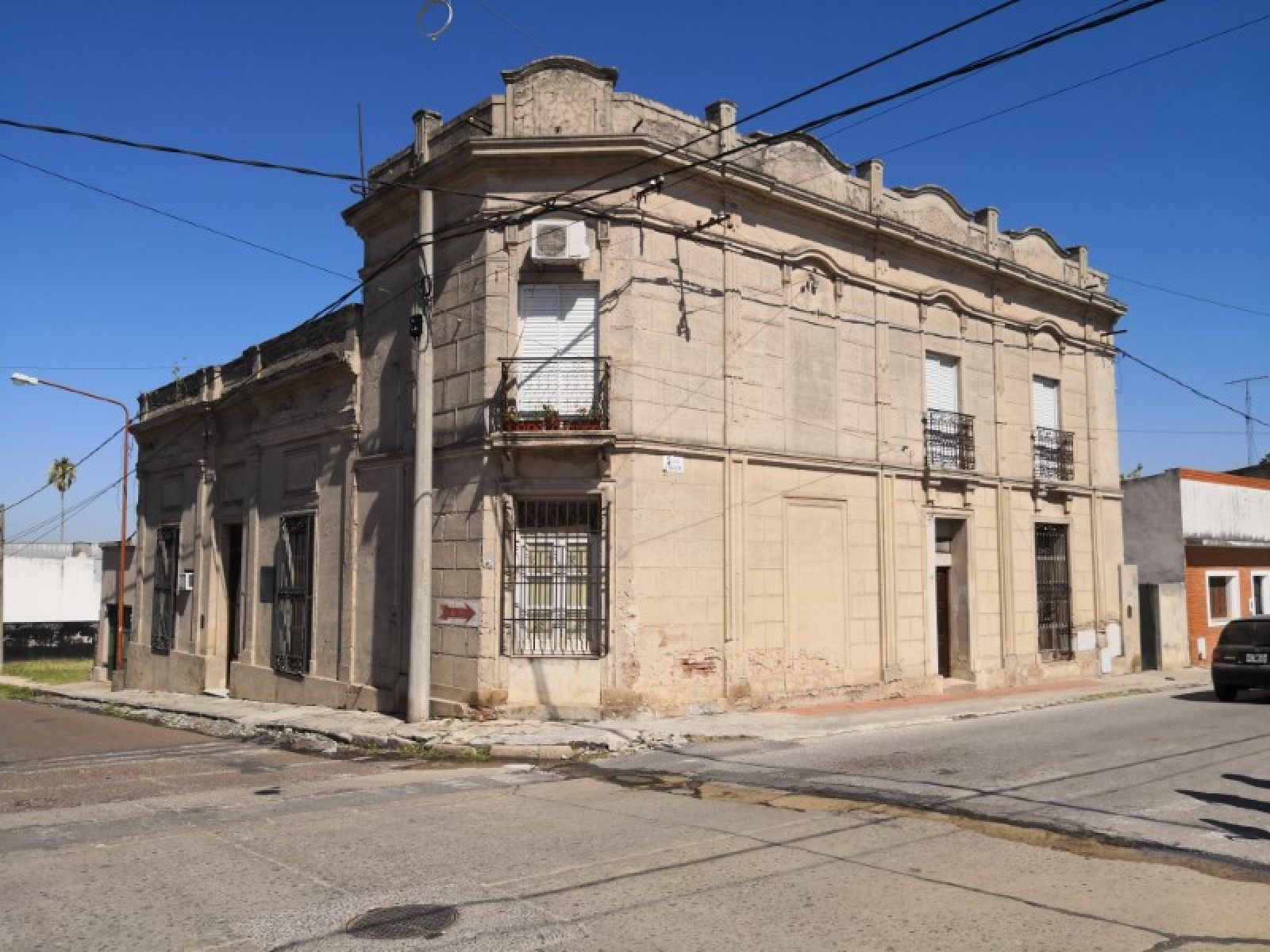 Casa de estilo en esquina! 4 dormitorios, patio, con magnifica ubicación! Montenegro y Perón - Victoria Entre Rios