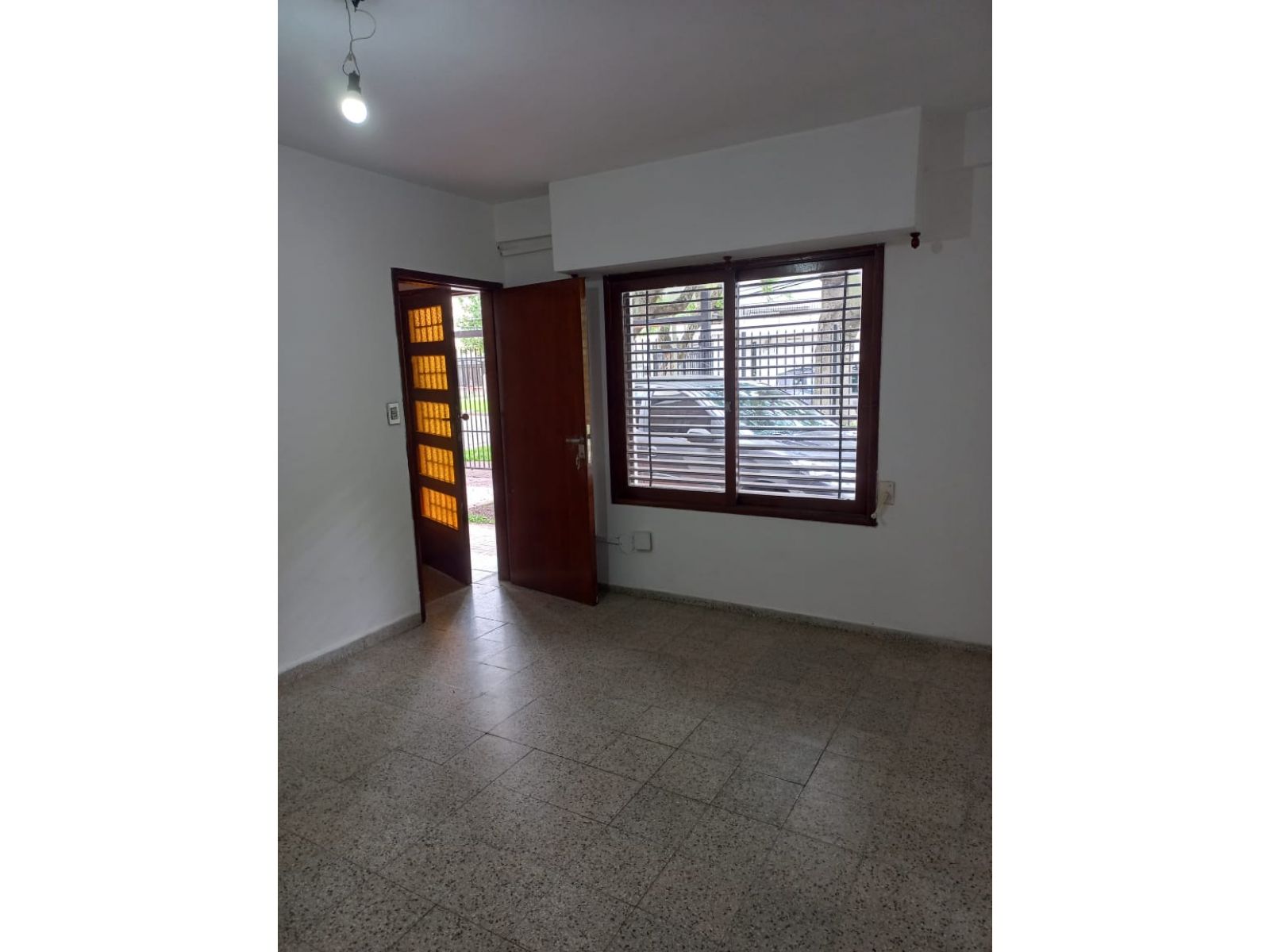 Casa de 1 dormitorio con cochera en PB. Maciel 251