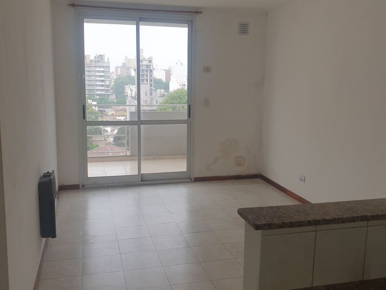 ALQUILER UN DORMITORIO CON BALCON  SUIPACHA 1135 PISO 07