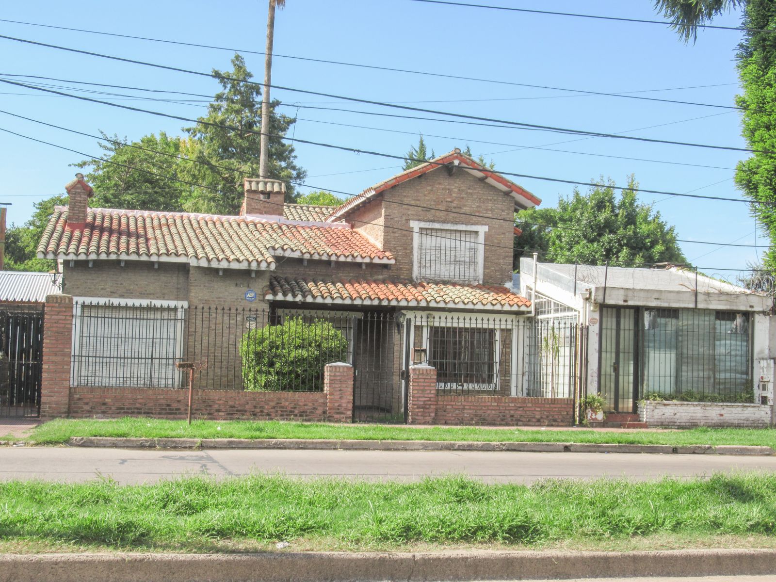 Casa en barrio Fisherton, sobre Av. Córdoba. (Ideal comercial)