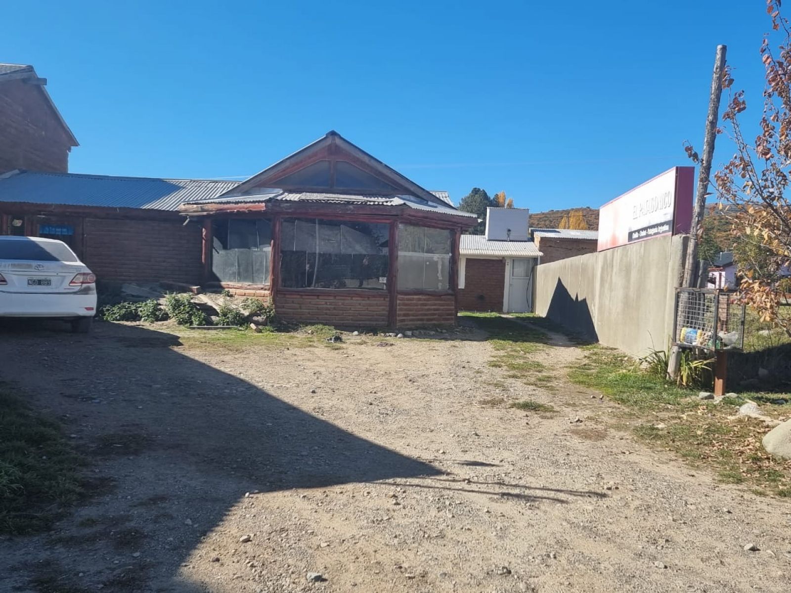 COMPLEJO DE 2 LOCALES COMERCIALES, 1 DEPARTAMENTO Y 5 MONOAMBIENTES TIPO DORMIS EN CHOLILA -CHUBUT