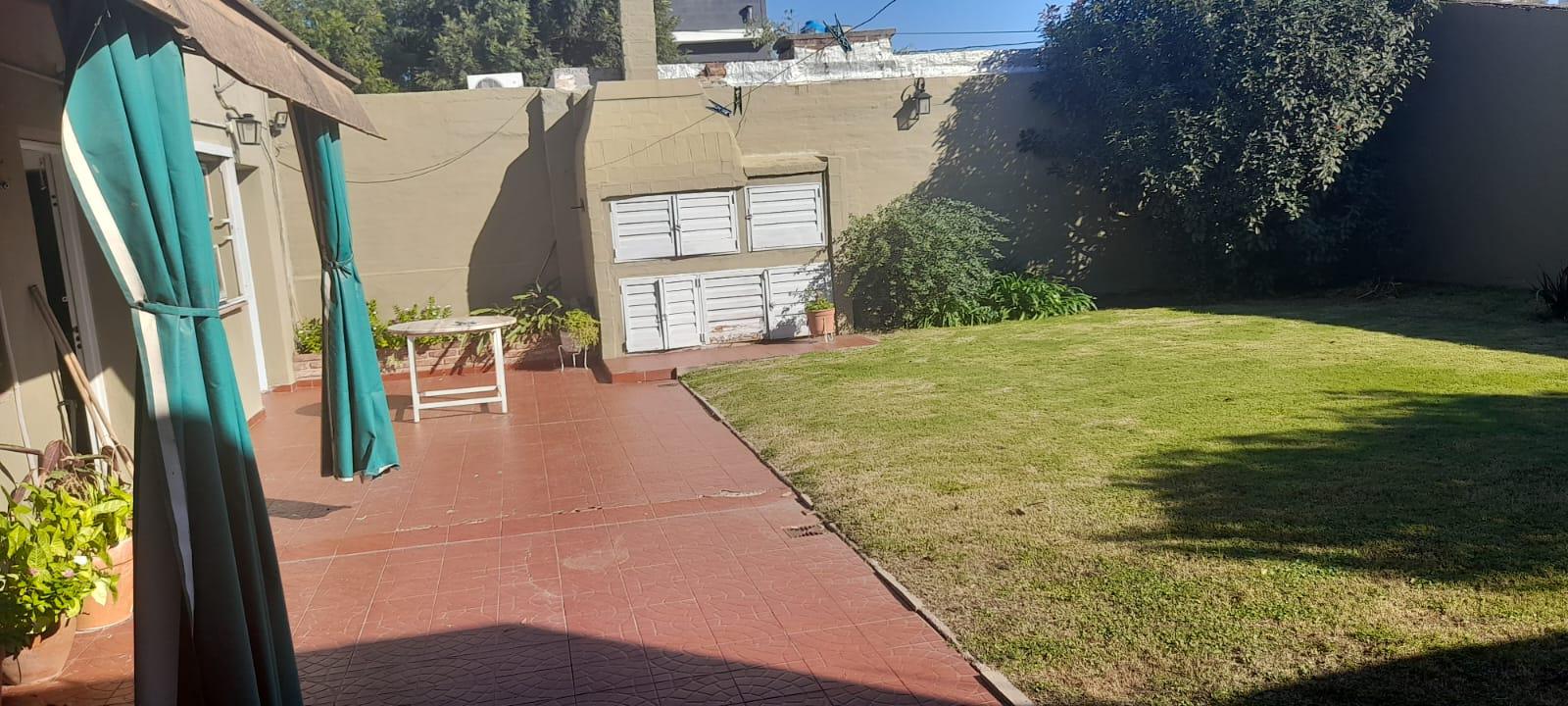 casa en venta, sobre Av. comercial, Bv Los Granaderos.