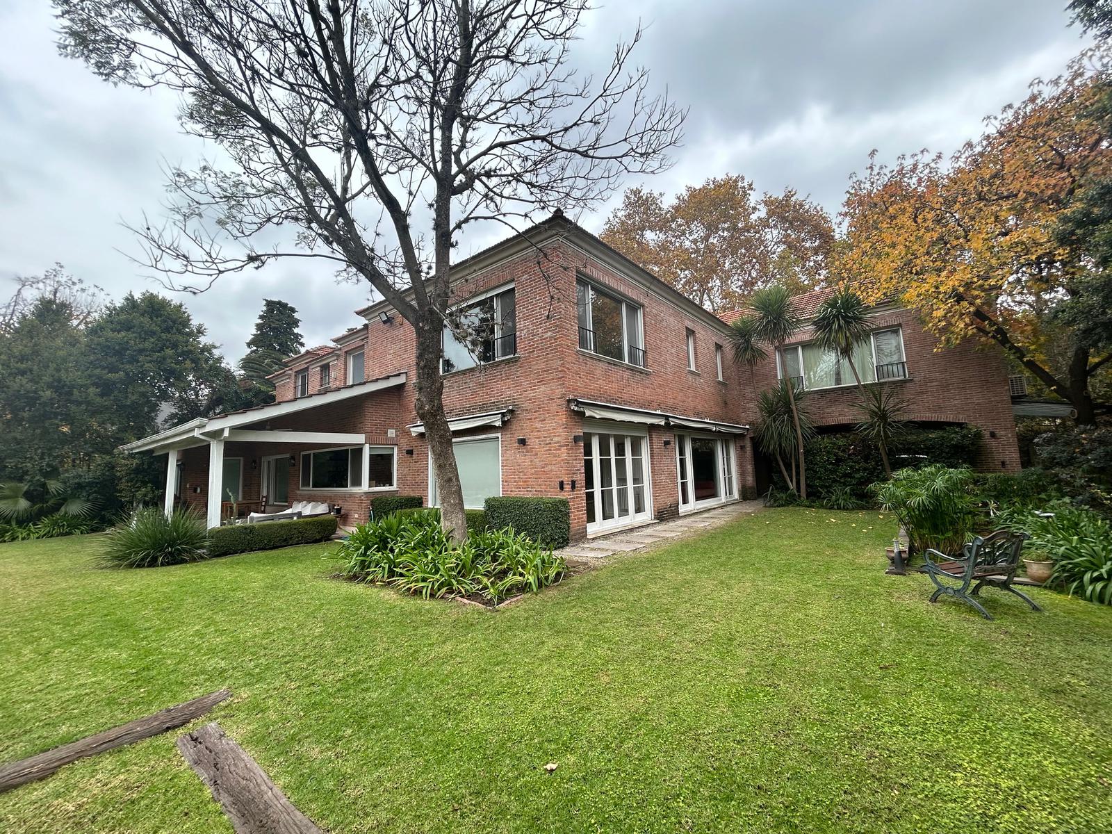 Espectacular casa en Lomas de San Isidro - Inmejorable zona