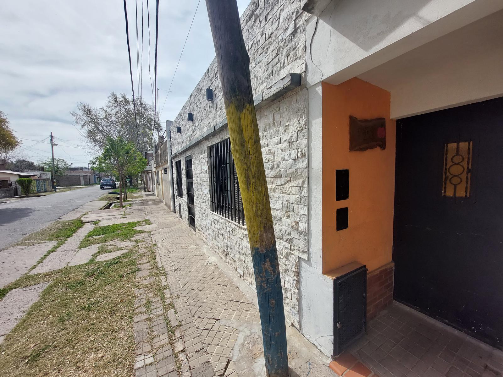 casa de pasillo de dos dormitorios en venta barrio la Ceramica con patio y terraza