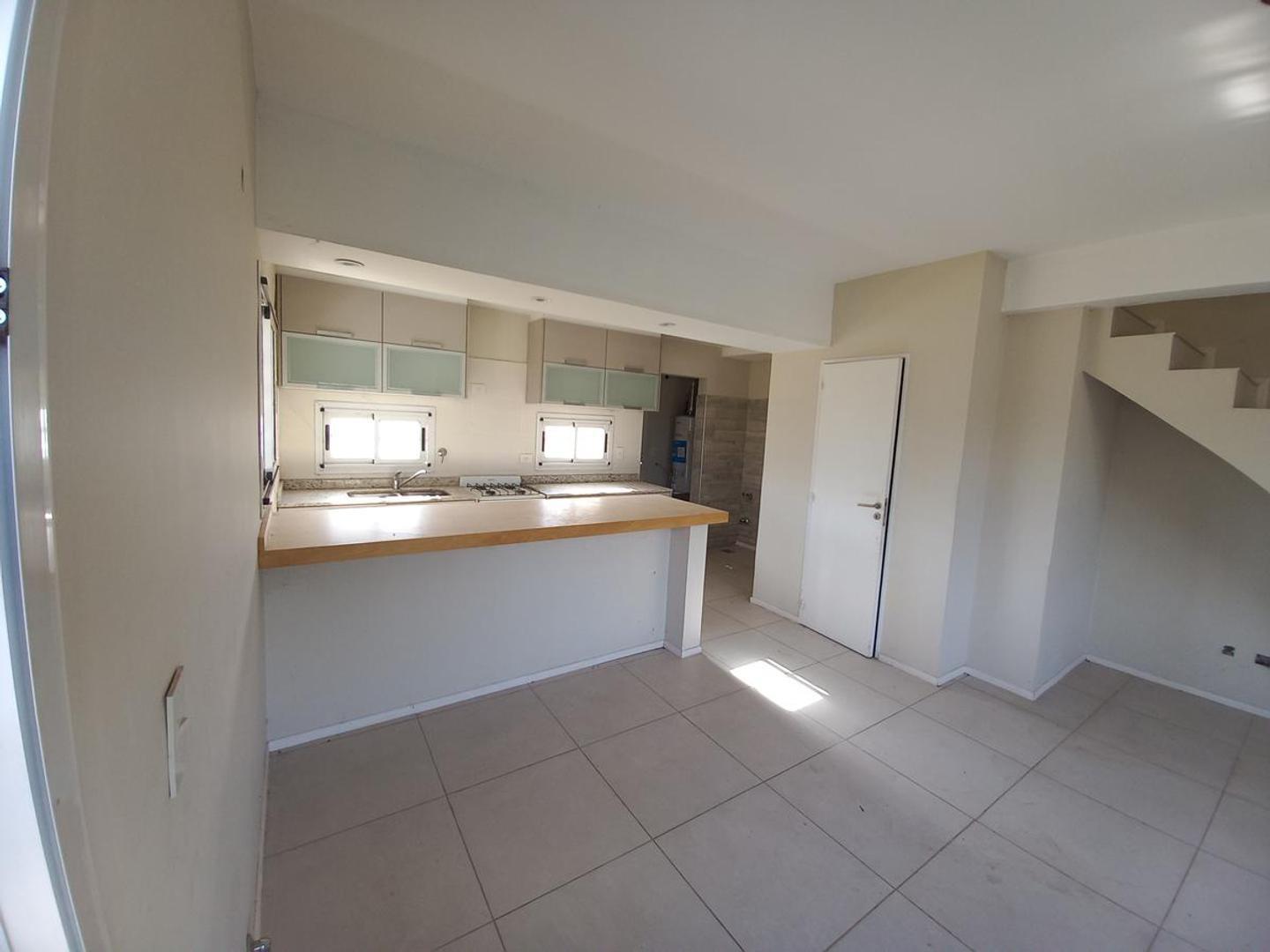 VENTA CASA 3 AMBIENTES CON COCHERA Y PILETA - ALAMOS DE YEI PORA