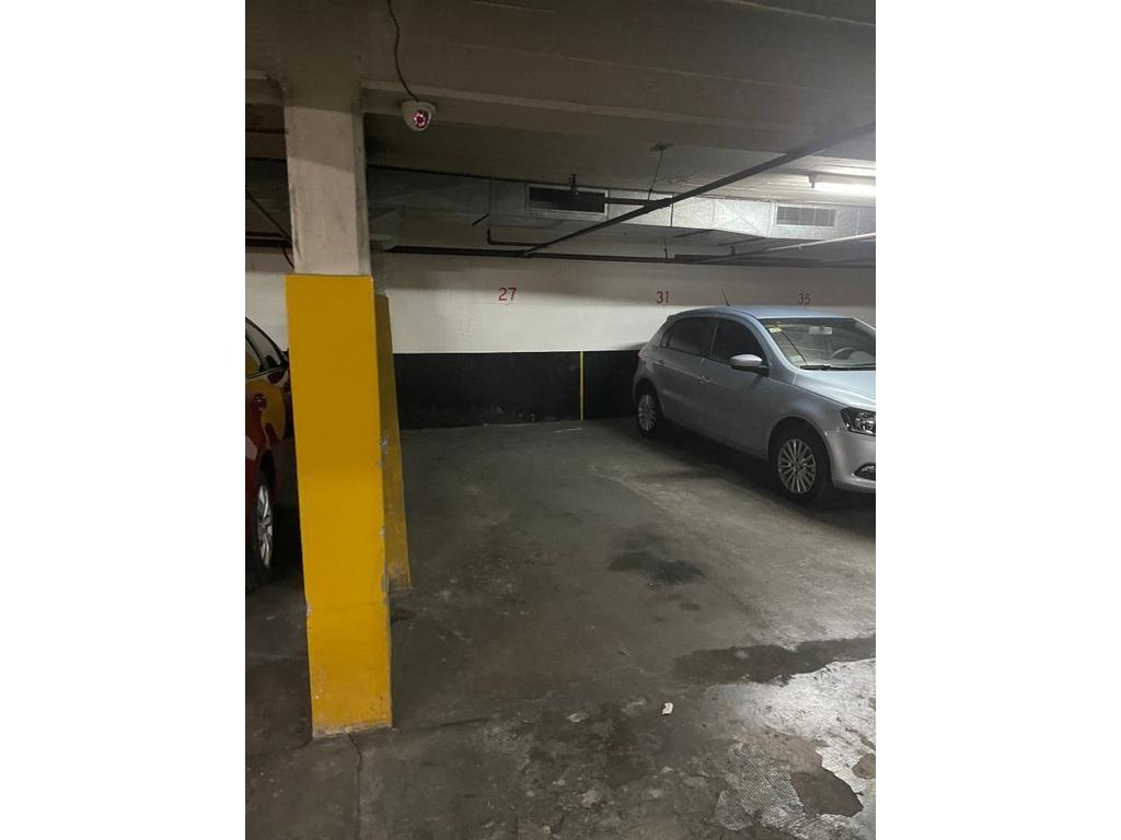 Cochera cubierta c/ expensas incluidas - 14 m2 - P/auto grande - 3 cuadras de Av. 9 de Julio