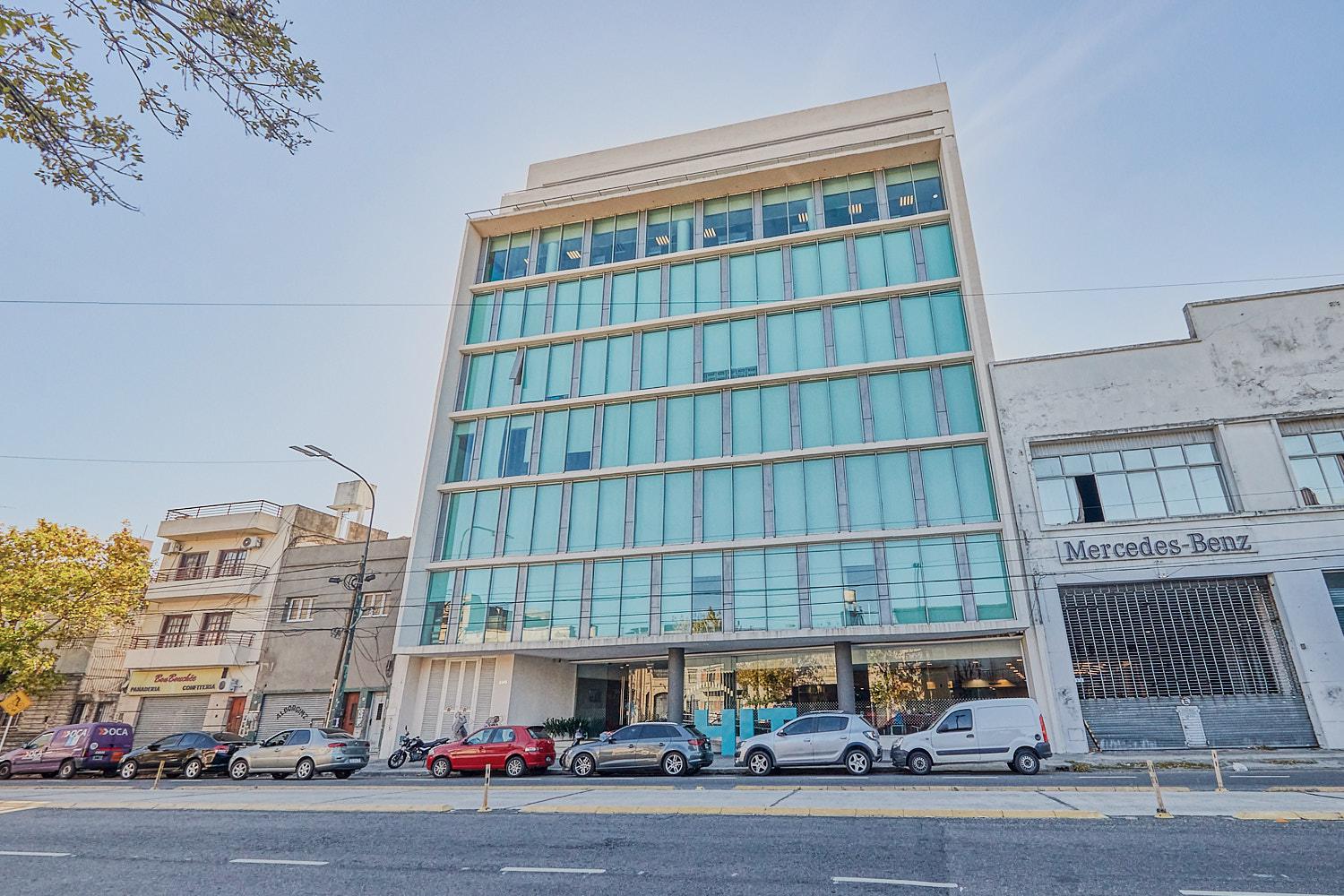 Alquiler de oficinas en distrito tecnológico - Chiclana 3345 - Parque Patricios. Excelente alquiler en Edificio inteligente de oficinas. Planta libre al frente con un valor de USD16 (Dólares Banco Nac