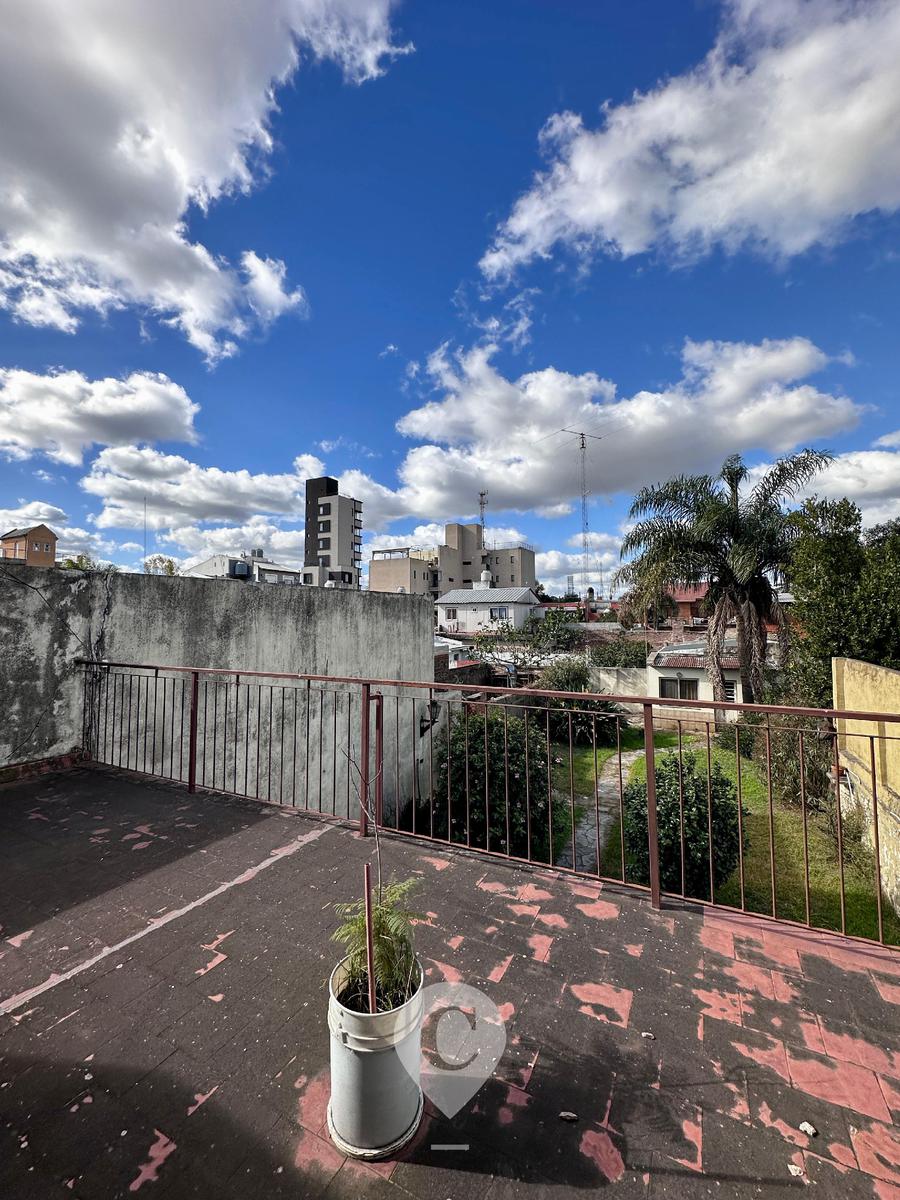 Casa en Venta de 2 plantas, 3 dorm. y amplio patio con parrilla. Centro Campana