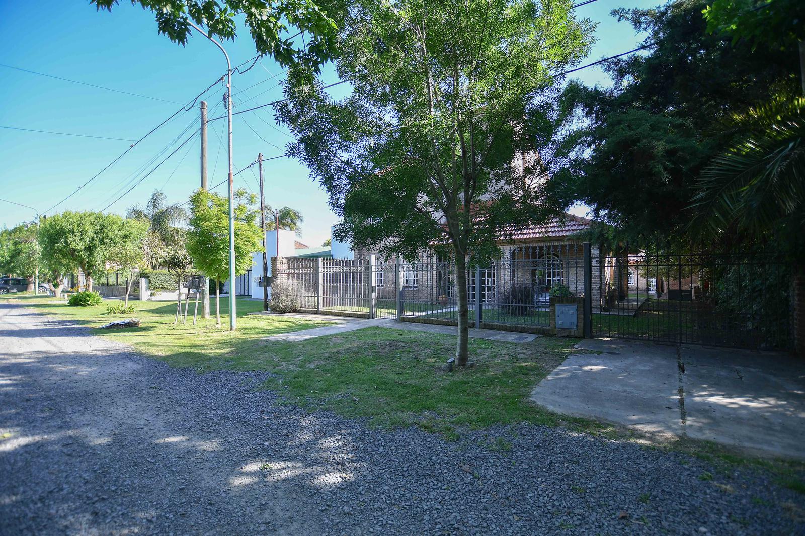 Venta casa 3 dormitorios en Villa del Plata, quincho,pileta,cochera Ensenada