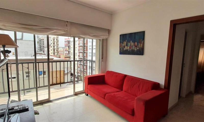 Venta departamento 2 amb reciclado con balcón a la calle -Amoblado-Plaza Colon