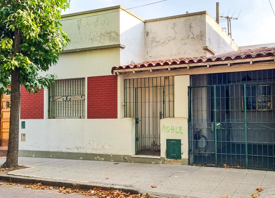 ¡BAJÓ DE PRECIO! CASA DE 3 AMB CON QUINCHO UBICADA ESTRATÉGICAMENTE EN REMEDIOS DE ESCALADA