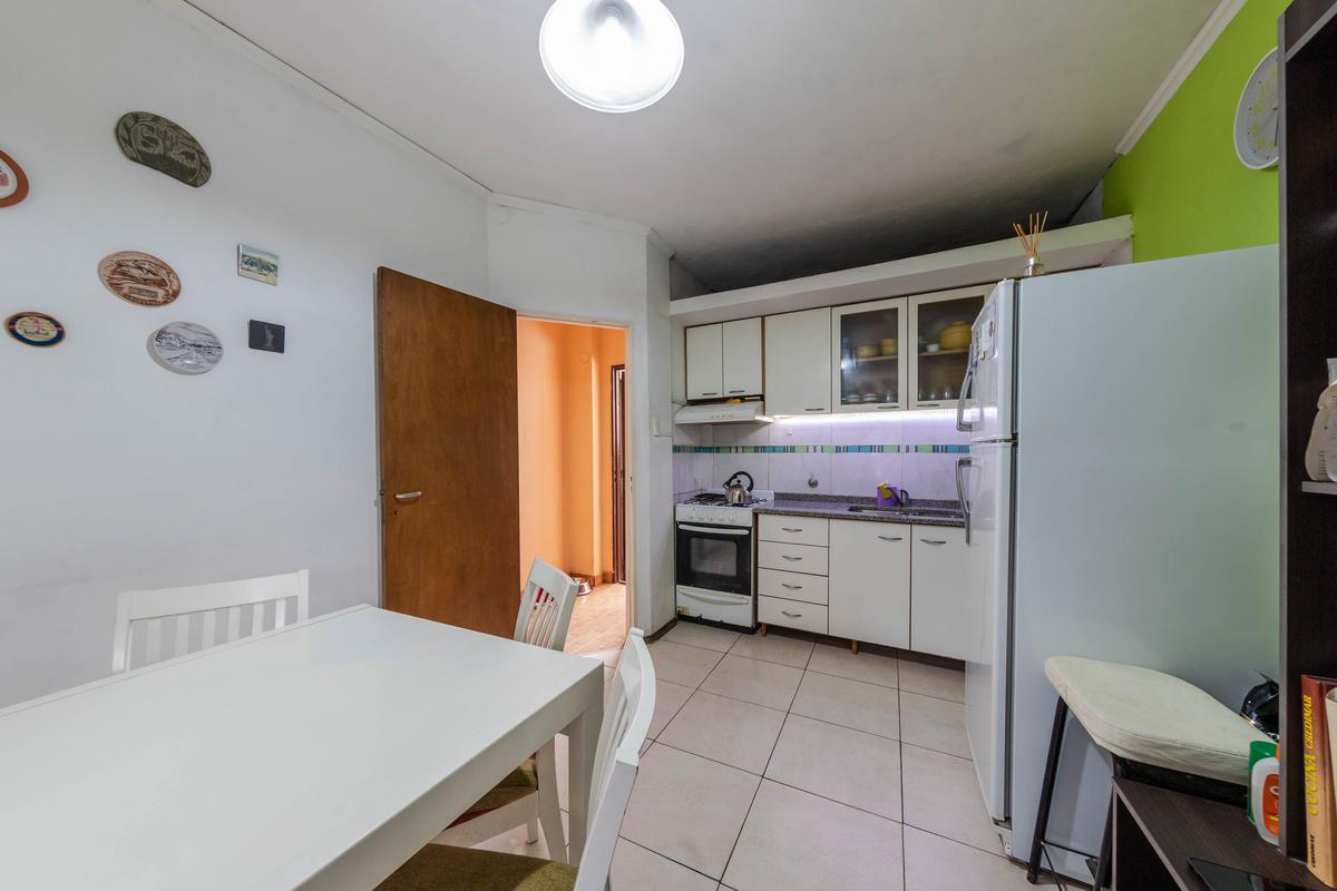 EN VENTA-CASA DE TRES DORMITORIOS-PATIO Y TERRAZA-BARRIO PICHINCHA