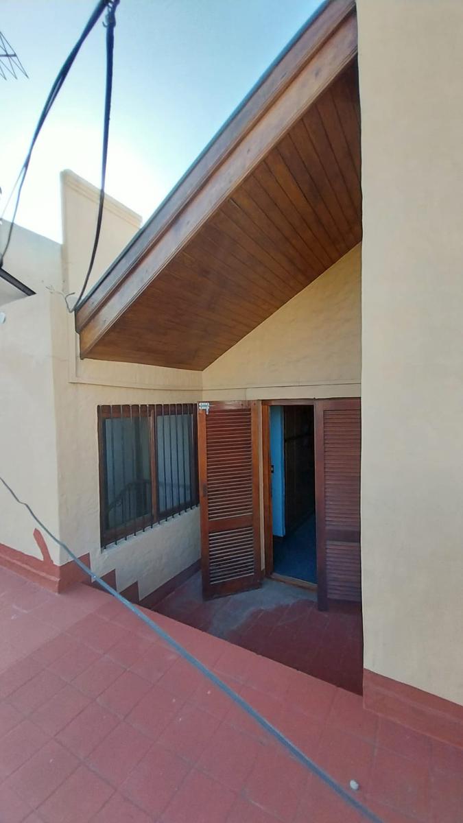 Casa 2 Plantas, 3 Ambientes C/ Pileta, Jardín, Quincho y Cocheras - Bernal