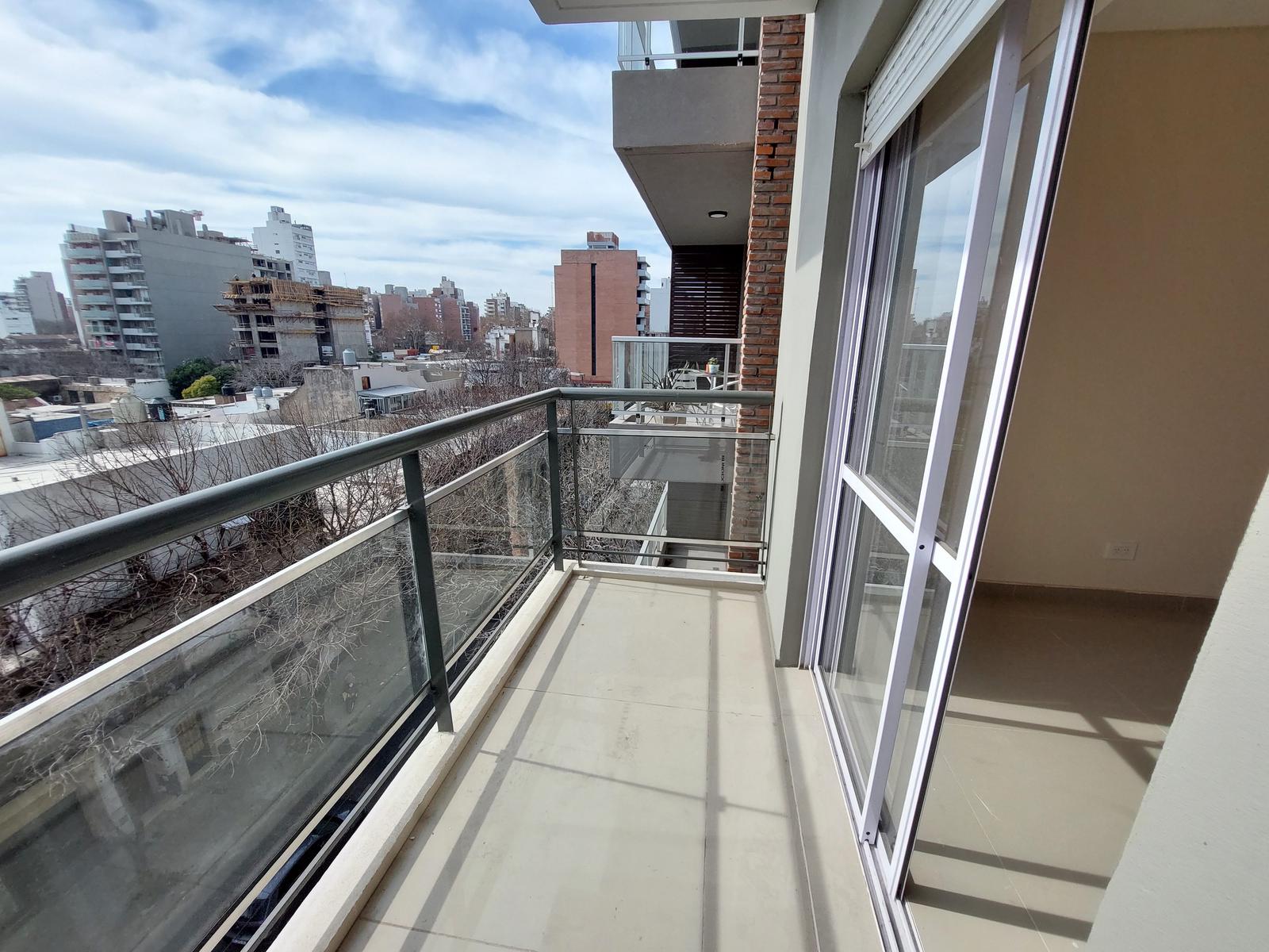 Venta Departamento dúplex 2 dormitorios con balcón al frente - Lourdes, Rosario