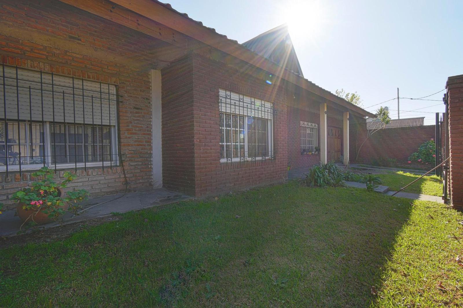 CASA EN LOTE PROPIO EN VENTA. JOSE LEON SUAREZ