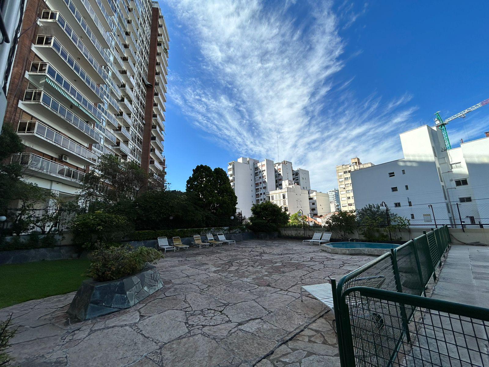 Departamento en venta en Olivos de 4 ambientes y dependencia y 2 cocheras