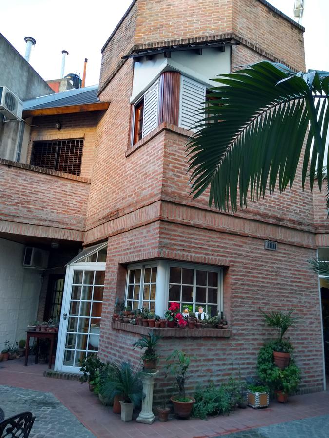 Excelente casa 5 amb , con garage 2 autos , patio y terraza con parrilla a metros de Av Rivadavia