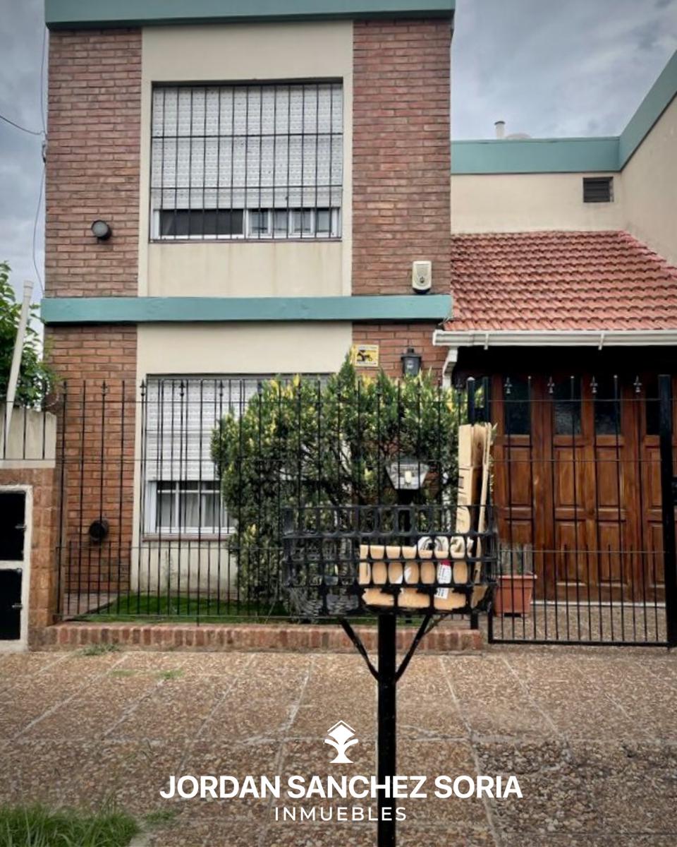 CASA 4 AMBIENTES EN VENTA, CAMPANA CENTRO