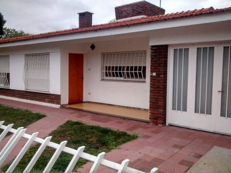 Hermoso chalet ubicado en zona residencial con todos los servicios y calle asfaltada