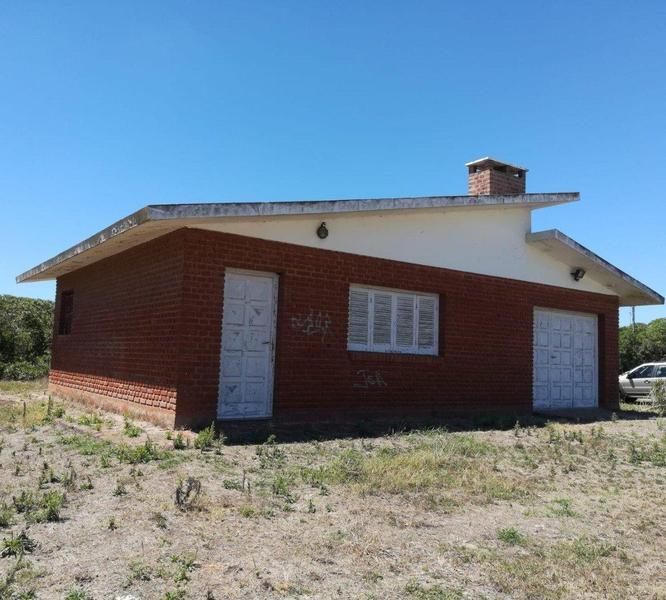 Casa de 2 ambientes sobre lote de 715 metros cuadrados. Mar Chiquita.