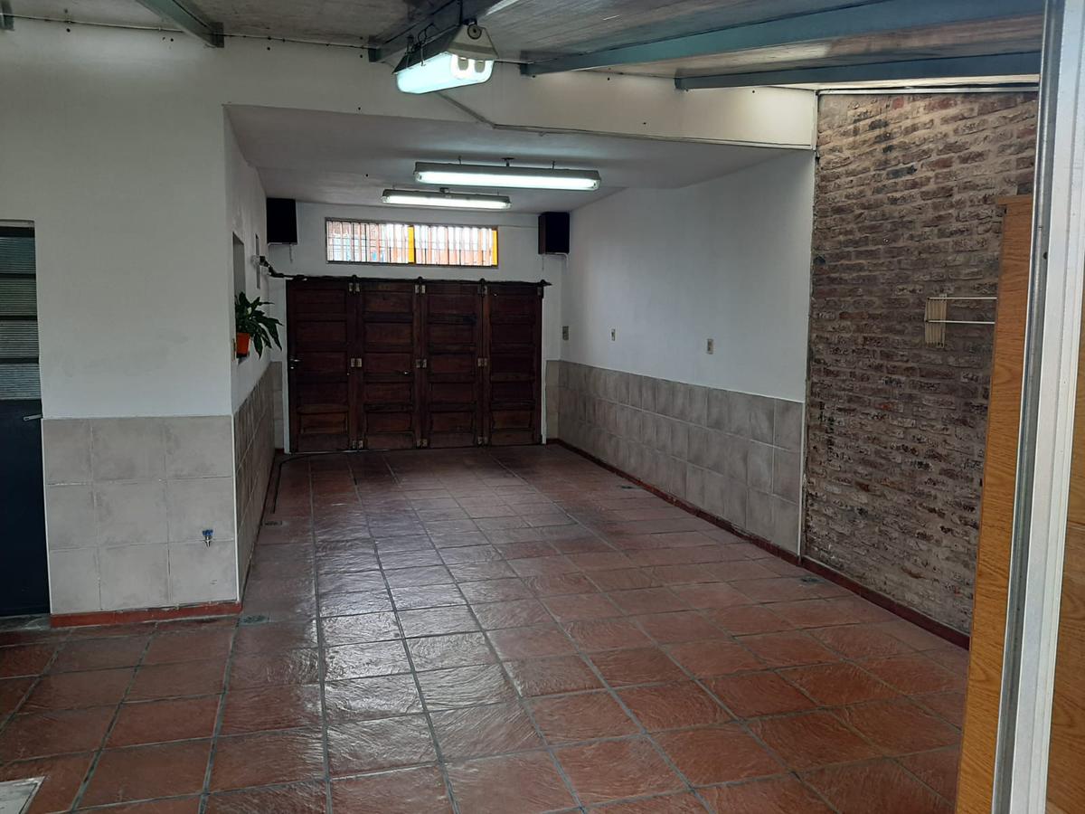 VENTA  CASA 4 AMB CON PATIO,PISCINA, PARRILLA Y COCHERA EN  VILLA DOMINICO.