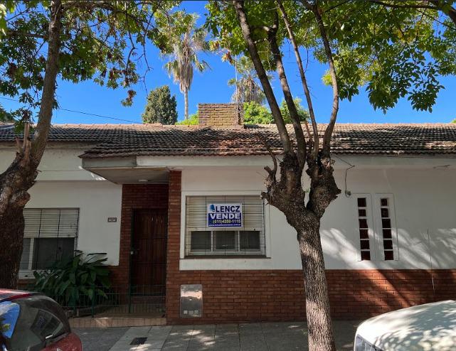 OPORTUNIDAD! VENTA CASA ( APTA CREDITO) - C/GARAGE Y PATIO A 3 CUADRAS DE LA PLAZA DE LA CRUZ!!