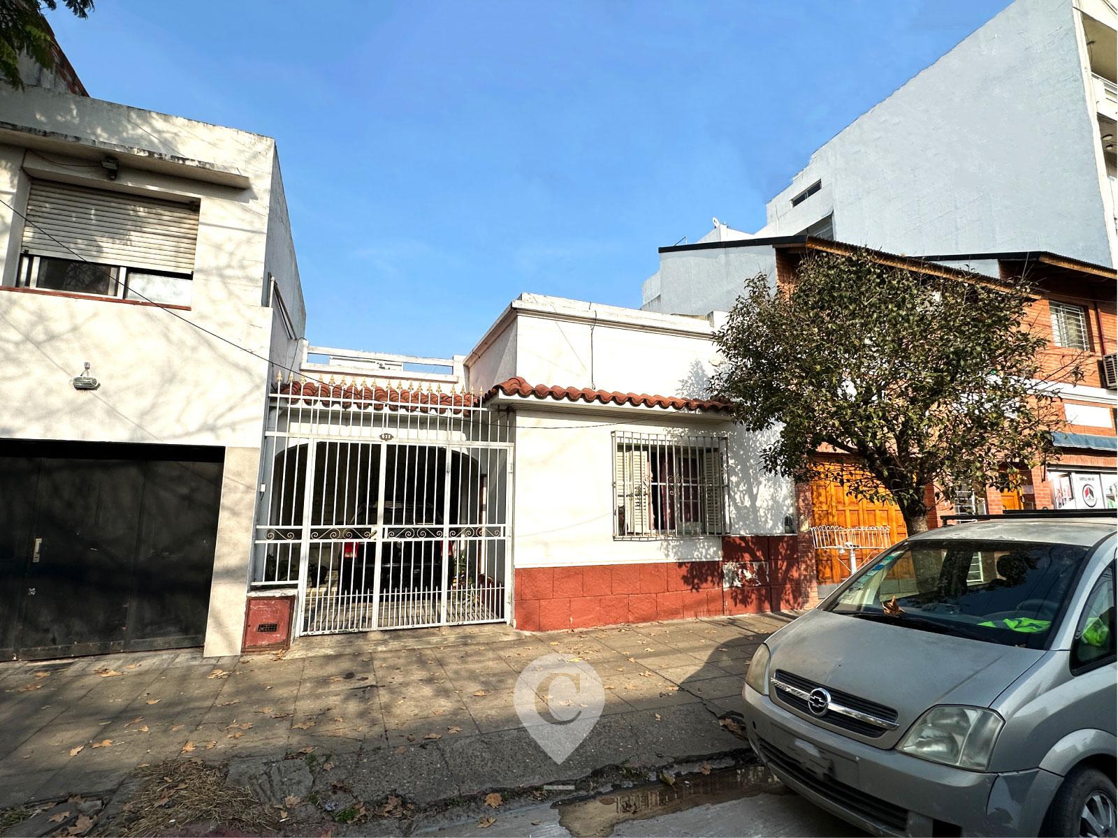 Casa en Venta de 2 dorm., galería, patio, lavadero y galpón. Centro Zárate