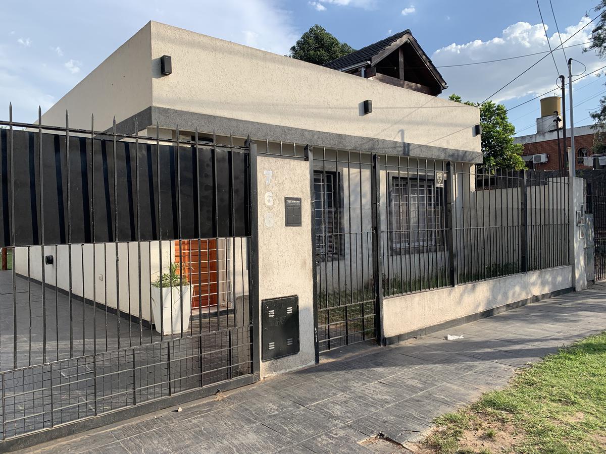 CASA ACTUALIZADA A NUEVO - VENTA - 3 AMBIENTES - ITUZAINGO - PERMUTA