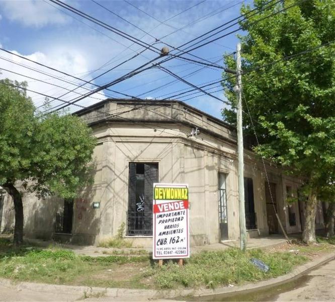 Casa Antigua en esquina con varias habitaciones