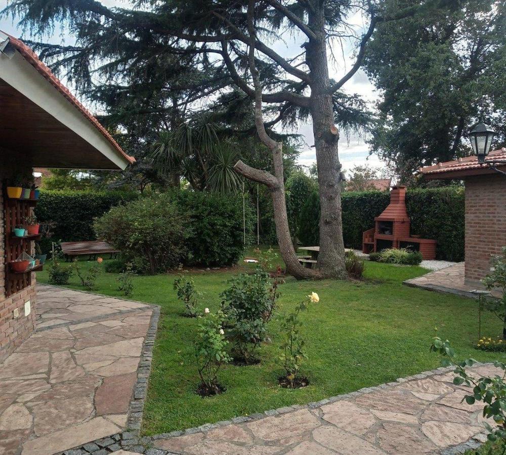 Venta chalet 5 ambientes con patio. Zona Pinos de Anchorena.