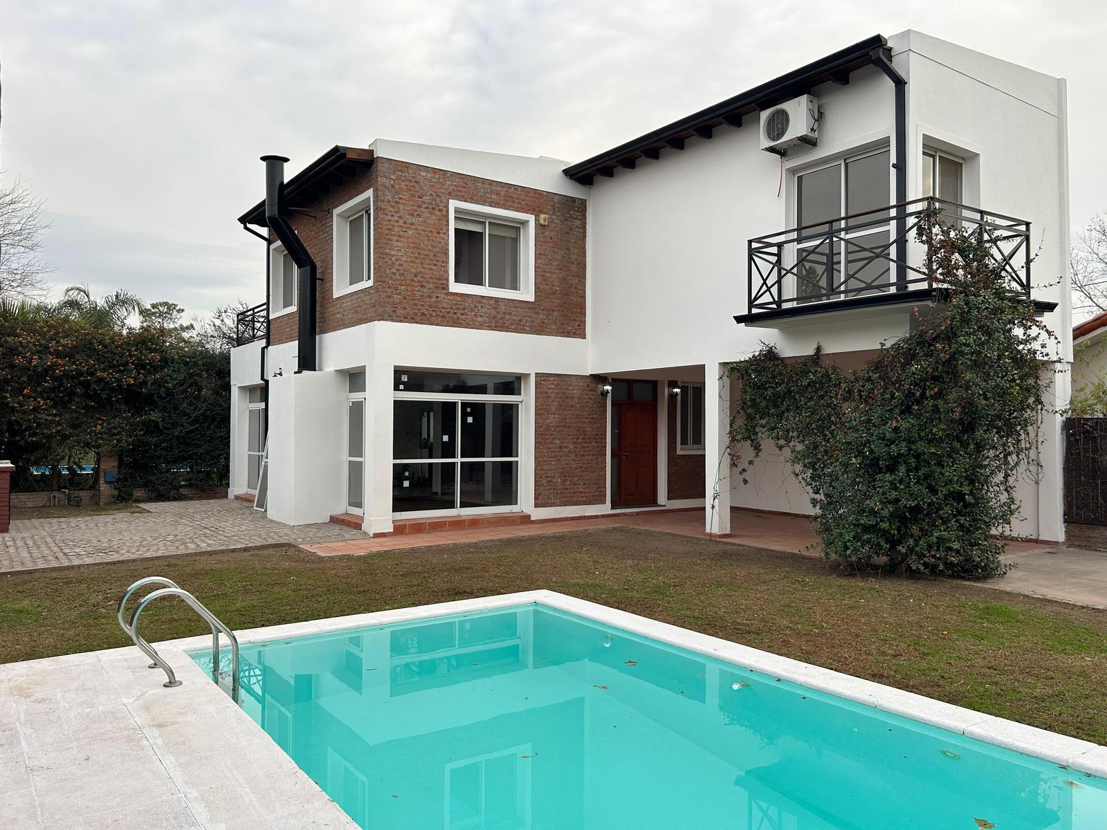 VENTA - Casa - 4 dormitorios - Jardín con piscina - Garita 9, Funes