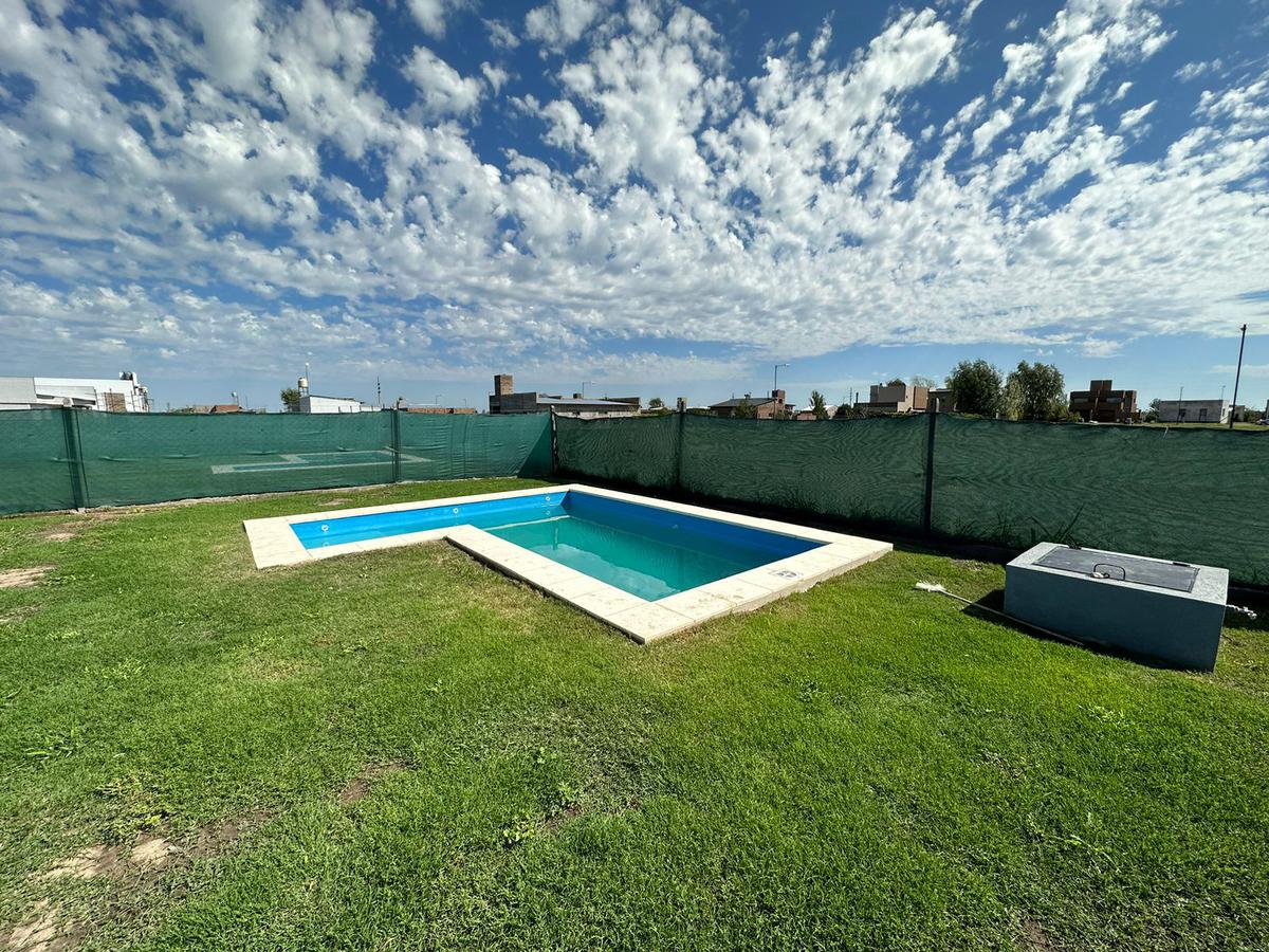 Casa de dos dormitorios con galería y pileta en Funes Norte, Funes.