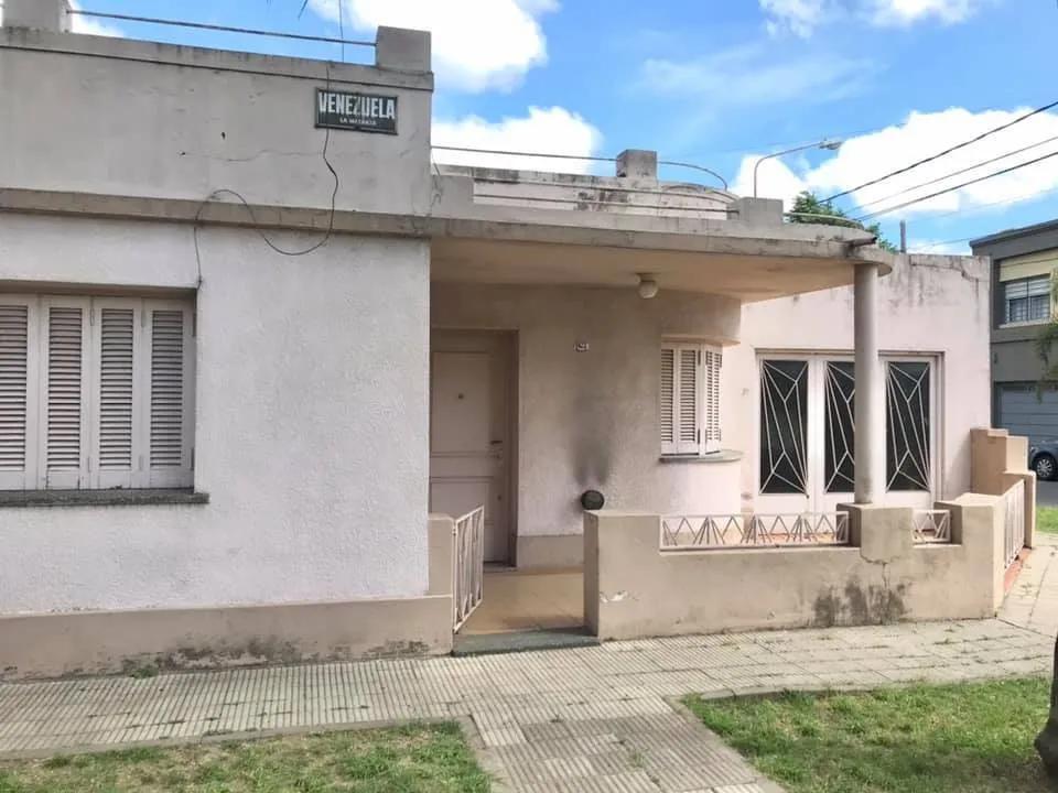 VENTA - Casa de 4 amb para ampliar y refaccionar - B.Don Bosco - R. Mejia