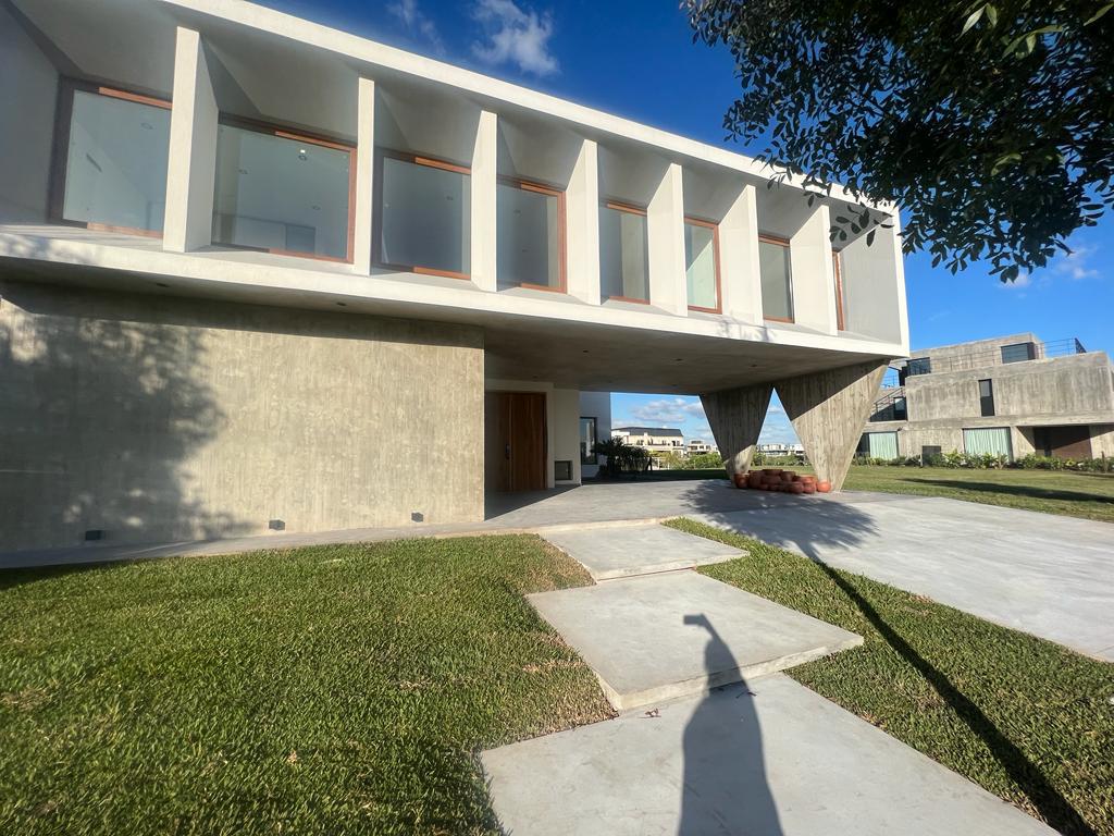 Casa en Alquiler Anual a la laguna en Virazon Nordelta Tigre