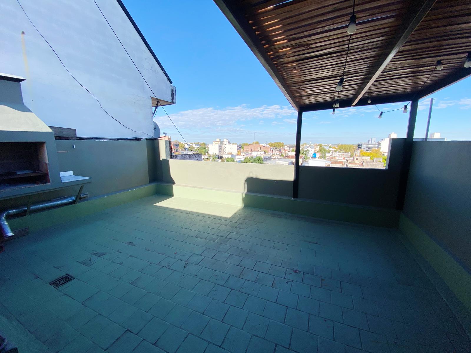 Departamento de tres ambientes en  venta con  cochera y terraza propia!