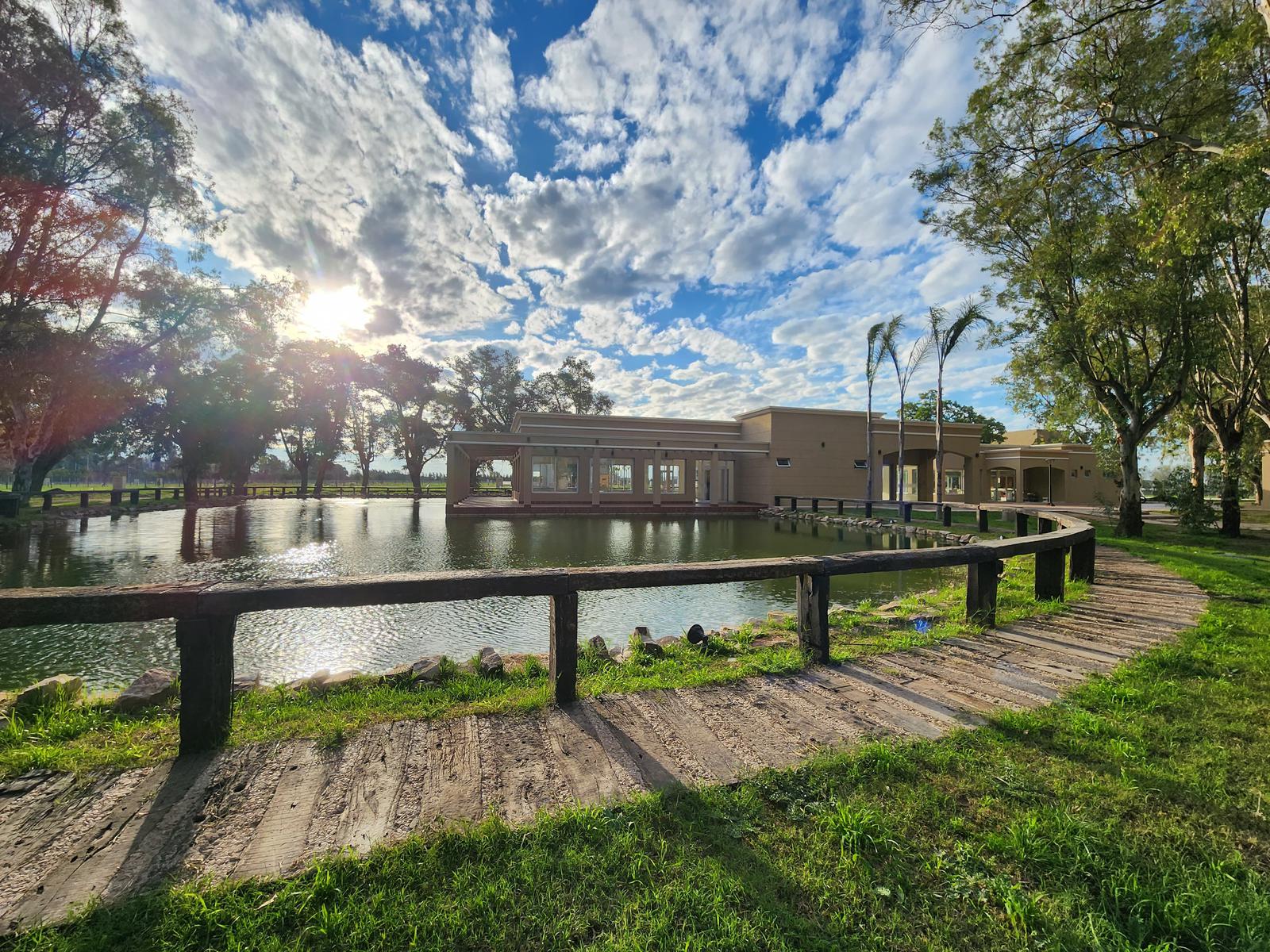 Casa en Barrio Privado Lomas de Ezeiza en una planta sobre lote interno en de 930m2.